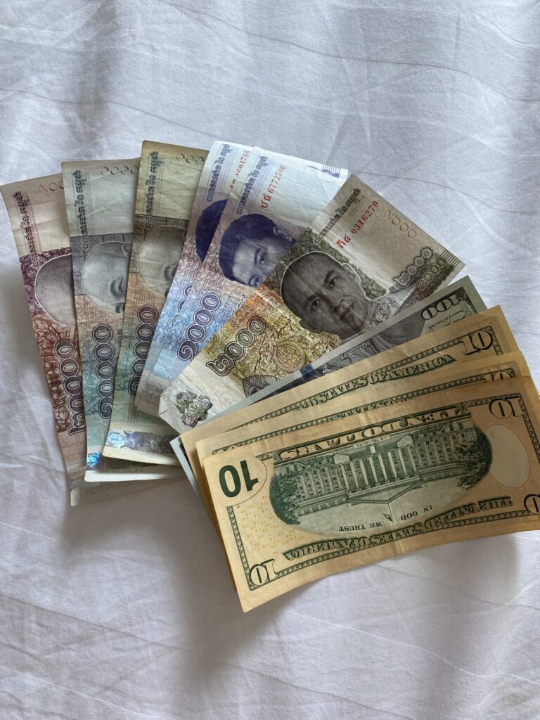 kambodža měna peníze riely dolary