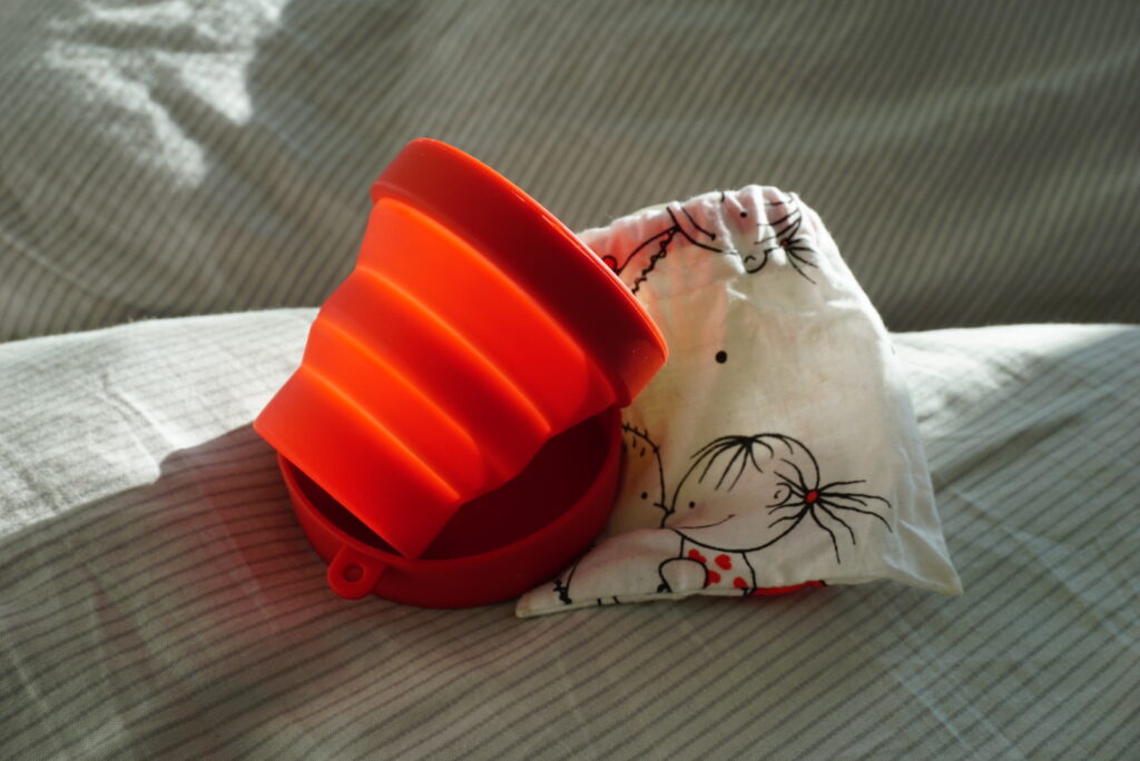 cestovní lékárnička menstruační kalíšek na dovolenou